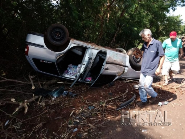 Após a colisão a Parati capotou e o veículo começou a pegar fogo. (Fotos: Portal Nova Santa Rosa)