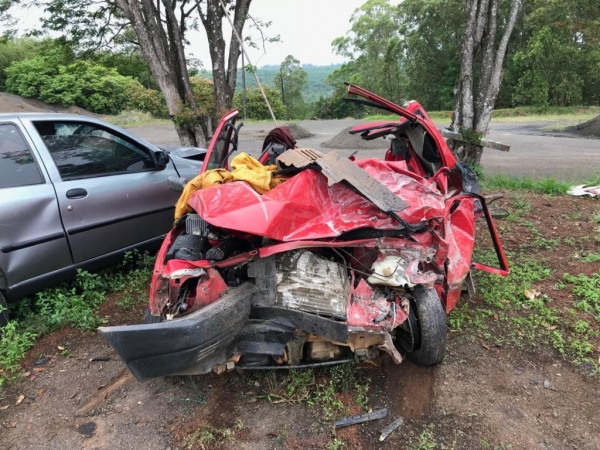 Carro envolvido na batida ficou totalmente destruído, em Pinhalão, no interior do Paraná — Foto: Divulgação/PRE