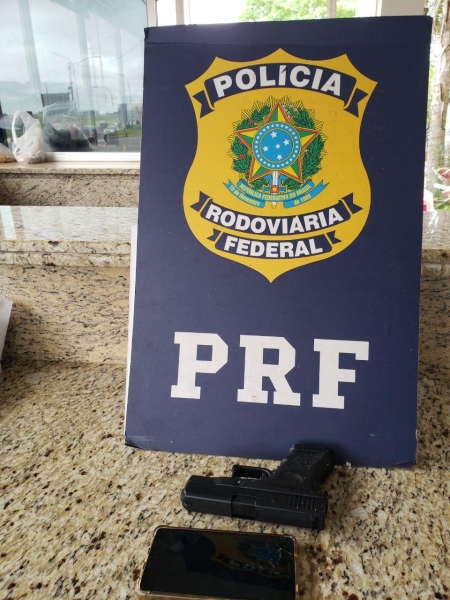 Um revólver de brinquedo era usado no assalto. (Foto: PRF)