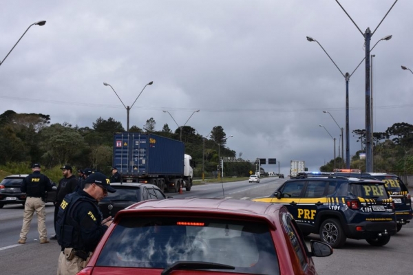 A Polícia Rodoviária Federal (PRF) flagrou 5.904 veículos transitando acima dos limites máximos de velocidade. (Fotos: PRF)