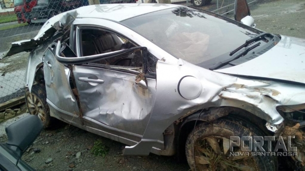 O carro ficou destruído. (Fotos: Rede Social)