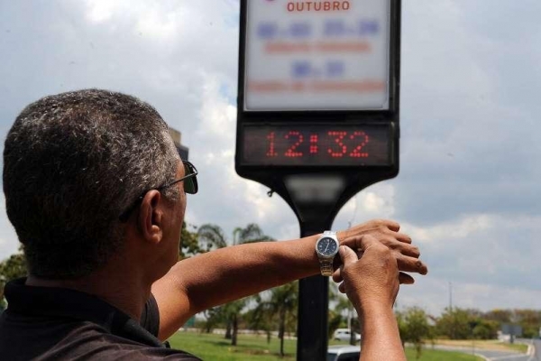 Relógios deverão ser ajustados em 4 de novembro, início do horário de verão em 2018 (Foto: Divulgação )