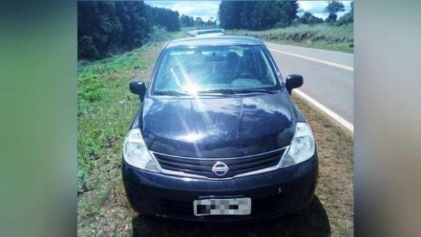 O carro do casal, um Nissan Tiida, com placa do Brasil, também foi levado (Foto: Reprodução )