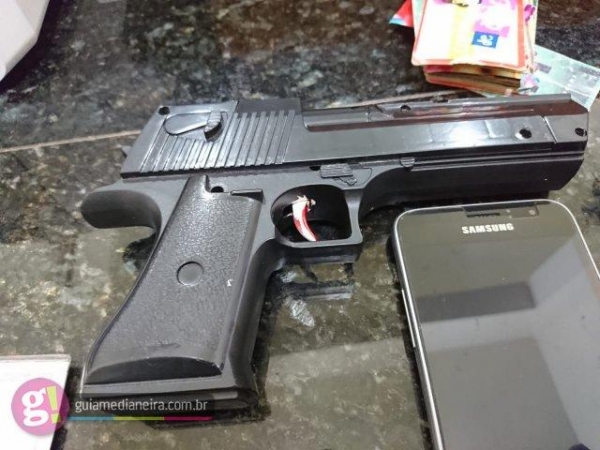 O homem teria invadido a escola com uma arma  apontando para os professores, funcionários e alunos. (Foto: PM)