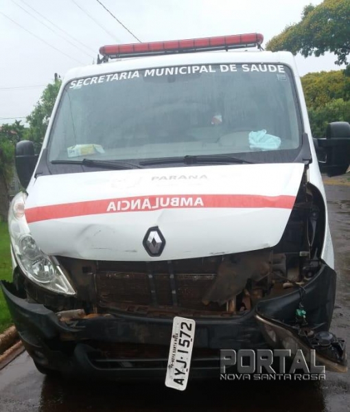 A frente da ambulância ficou danificada. (Foto: Portal Nova Santa Rosa)