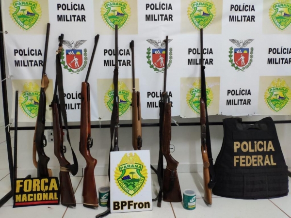 Foram apreendidas na operação 7 armas de fogo, uma grande quantidade de munições e material de pesca predatória.. (Foto: BPFron)