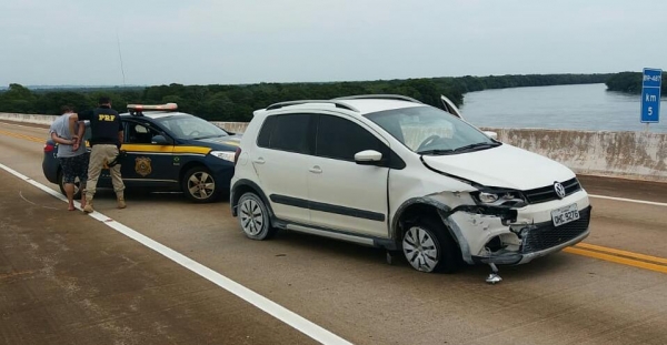 Condutor de 22 anos empreendeu fuga em alta velocidade e só parou após colidir lateralmente contra a defensa de concreto de uma ponte. (Foto: PRF)