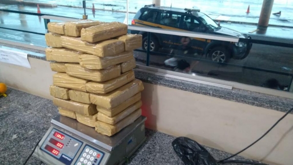 A droga estava escondida dentro da forração das portas. (Foto: PRF)