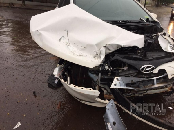 Devido a colisão, o veículo H20 teve a frente destruída.(Foto: Marcio Cerny/Marechal News)