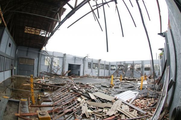 Telhado de setor da Polícia Civil no Hauer desabou (Foto: Franklin de Freitas)