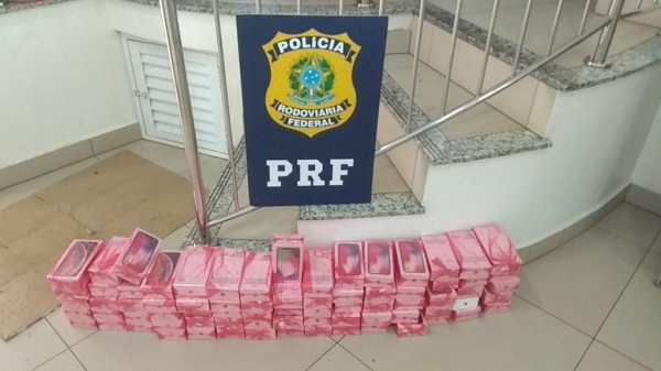 Os 75 telefones estão avaliados em cerca de R$ 525.000,00. (Foto: PRF)