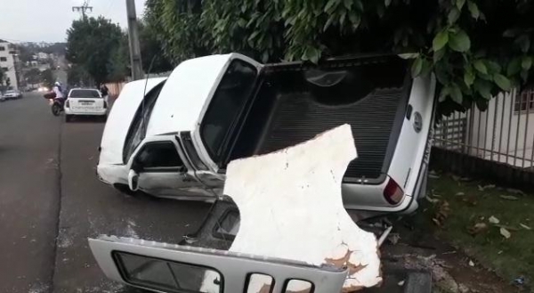 Após a colisão a camionete ficou suspensa a uma árvore.(Foto: Adair Silva)