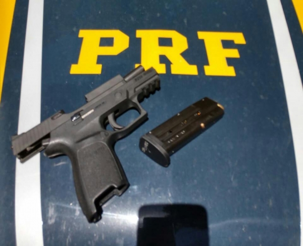 Flagrado hoje por porte ilegal de arma, o policial já havia sido preso pela PRF de Guaíra em junho deste ano por descaminho. (Foto: PRF)