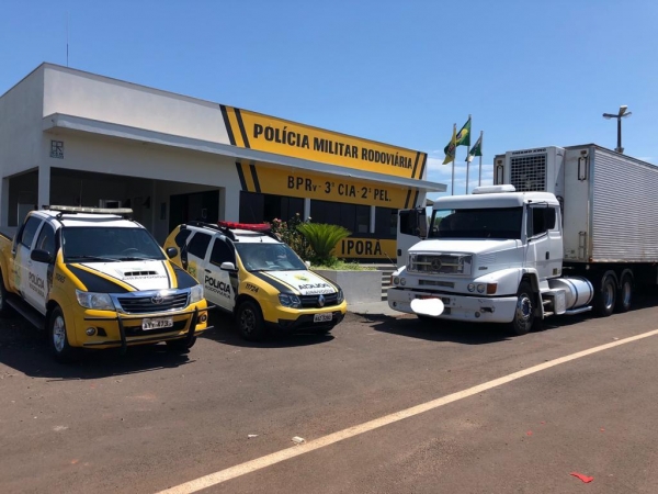 Segundo o motorista continha a quantia de 900 caixas de cigarro no caminhão (Foto: PRE/Divulgação )