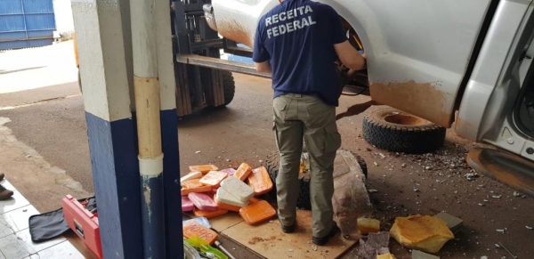 Segundo as informações, a droga estava em um fundo falso. (Foto: Receita Federal)