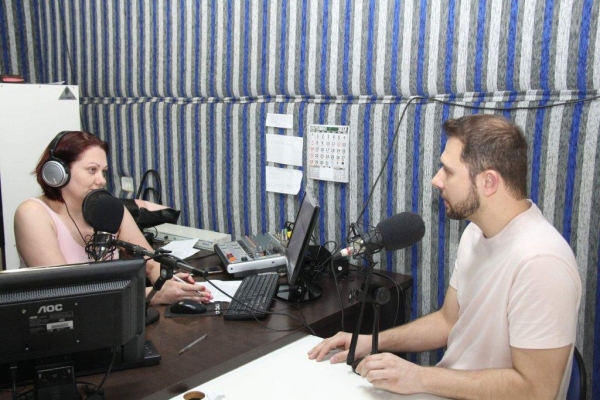 Ayres Dalla – Coordenador do Banco de Sangue de Toledo, em entrevista na Rádio Comunitária de Nova Santa Rosa, (Fotos:Emanuela Schaedler Schnekemberg) 