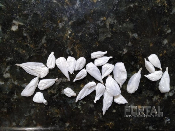 A mulher confessou ser dona da droga. (Foto: PM)