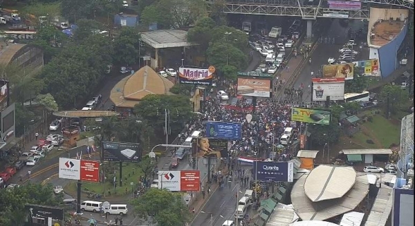 Segundo informações, a pretensão da equipe é manter o bloqueio por 30 minutos e liberar durante 20 minutos para tentar fazer os taxistas desistirem da ação (Foto: CATVE )