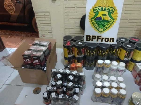 Ao realizar buscas no ônibus foram encontrados em uma bagagem suplementos alimentares . (Foto: BPFron)