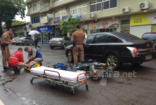 Uma equipe do Corpo de Bombeiros foi acionada e encaminhou o motociclista de 19 anos para atendimento médico à unidade de Saúde 24 Horas (Foto: Fernanda Bourscheidt/AquiAgora.net )
