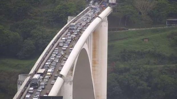 Trânsito flui normalmente na Ponte da Amizade; quinta-feira sem protestos. (Foto: Catve)