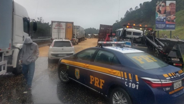 No acidente o motorista da carreta foi socorrido e encaminhado para o Hospital São José. (Foto: PRF)