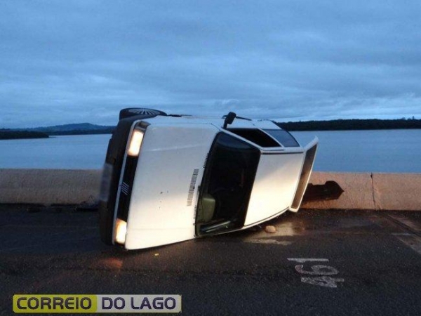 Após o acidente, o condutor do veículo se evadiu do local abandonando o carro. (Foto: Correio do Lago)