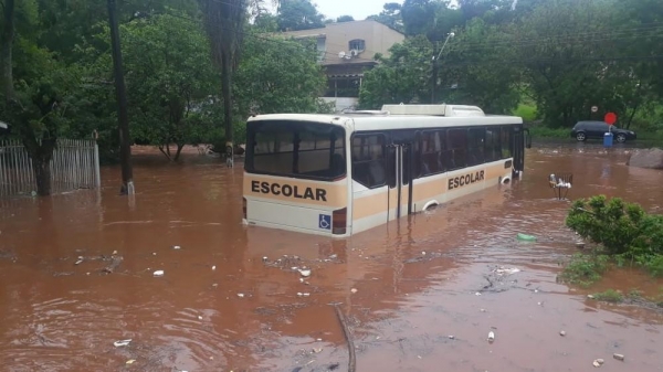 Na região do Boicy, o rio transbordou e fez um ônibus escolar parar em meio à enchente — Foto: Arquivo Pessoal