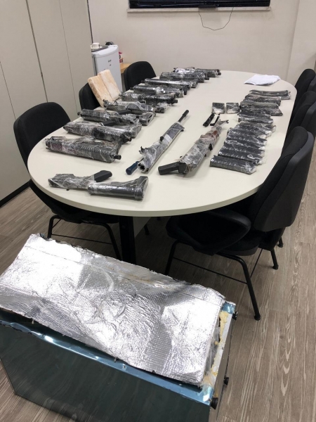 O carregamento de fuzis foi apreendido na noite de terça, no aeroporto Santos Dumont. (Foto:PF)