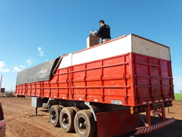 Carga ilícita estava dentro de um semirreboque às margens da BR-163 em Terra Roxa. (Foto: PRF)
