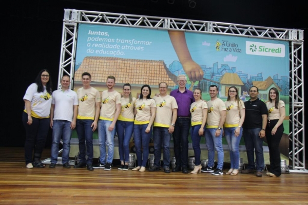 Equipe da Sicredi juntamente com Marcos Maier. (Foto: Portal Nova Santa Rosa)