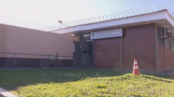 Mulher foi encaminhada para a Delegacia de Mandaguari — Foto: Reprodução/RPC