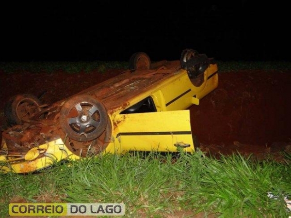 Um acidente do tipo capotamento foi registrado por volta das 22 horas desta sexta-feira (Foto: Correio do Lago )