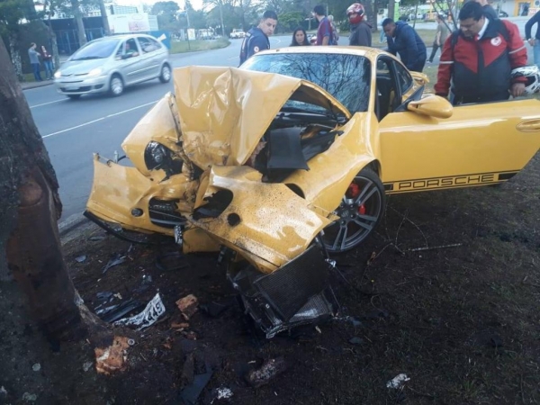 O veículo que ficou com a frente destruída estava avaliado em mais de 300 mil reais.(Foto: Massa News)