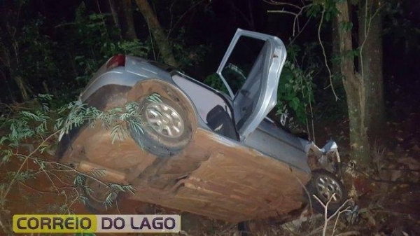  O condutor não percebeu que a rua era sem saída, vindo a colidir em uma árvore. (Foto: Correio do Lago )