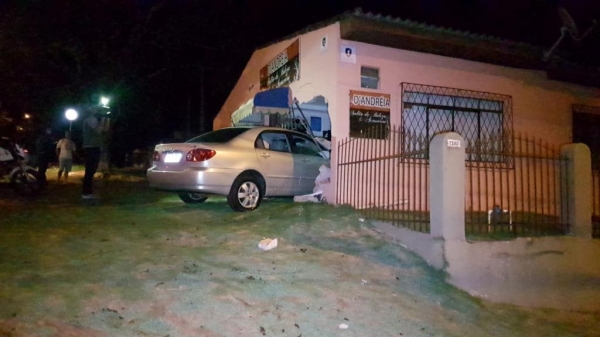 O motorista do Corolla recusou teste do bafômetro e foi detido por embriaguez ao volante.(Fotos:CGN)