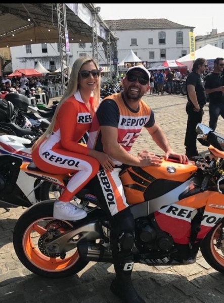 Casal Brittes em encontro de motociclistas. Foto: Instagram/Reprodução