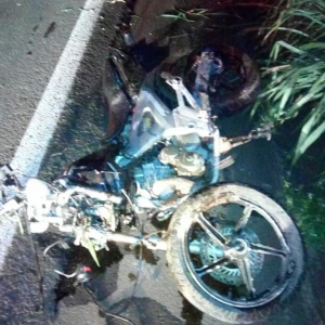 Duas mulheres morreram no acidente; elas estavam na moto — Foto: Corpo de Bombeiros de Cruzeiro do Oeste/Divulgação