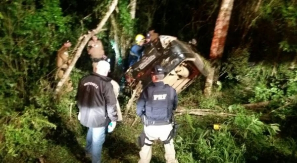 Os corpos foram recolhidos por uma viatura do IML de Ponta Grossa que, 1 km após o local em que o acidente foi registrado, saiu da pista e capotou (Foto: Divulgação/PRF )