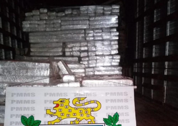 Maconha foi encontrada em fundo falso de caminhão em MS — Foto: PMA/Divulgação