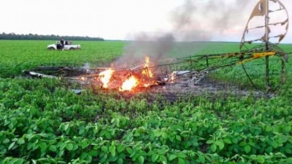 Piloto e passageiro morreram após avião cair em plantação de soja e pegar fogo em Querência — Foto: Polícia Militar de Querência/Divulgação