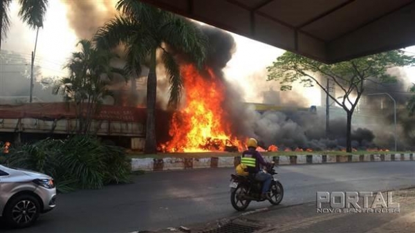O caminhoneiro perdeu o controle do veículo e não conseguiu parar em um semáforo.. (Foto: Colaborador)