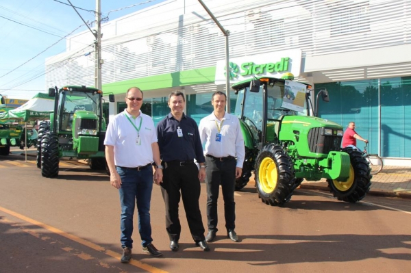 Os gerentes, Vanderlei Hertz da Sicredi, Julio Sabadini Junior do Bando do Brasil e do Sicoob, Ademir Piovezani. (Foto: Portal Nova Santa Rosa)