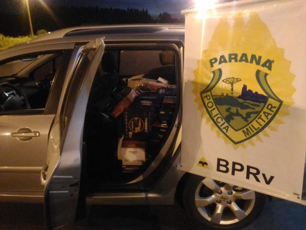 O condutor foi qualificado e o veículo com as mercadorias foram encaminhados para Receita Federal . (Fotos: PRE)