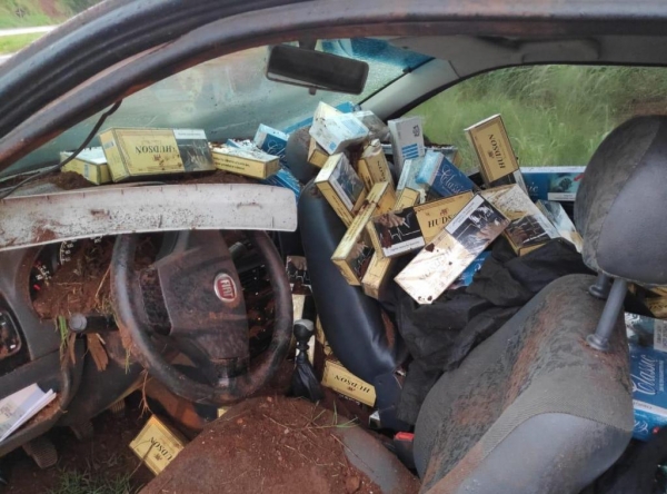 O veículo e o contrabando foram apreendidos (Foto: BPFron/Divulgação )