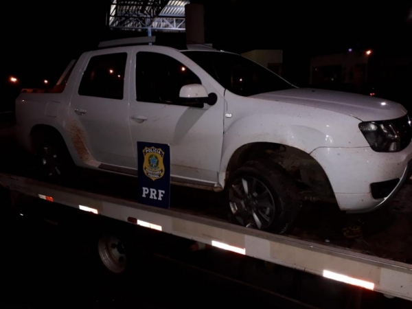 O indivíduo preso, um homem de 30 anos, morador de Umuarama, informou que ganharia 2 mil reais (R$ 2.000,00) para levar o veículo até o Paraguai. (Fotos: PRF)