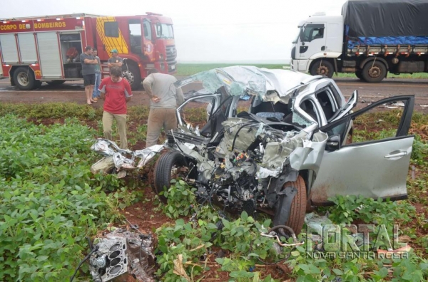 O carro em que a família estava, um Peugeot,208, bateu de frente com um caminhão.(.Fotos: Léo Silva/ Bogoni/Radar BO)