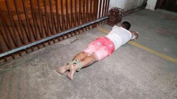 Ele foi rendido por moradores e amarrado no portão até a chegada da Polícia Militar.(Foto: Plantão 190)