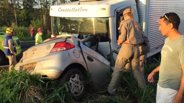A batida foi entre um veículo Onix e e um caminhão. (Foto: CGN)