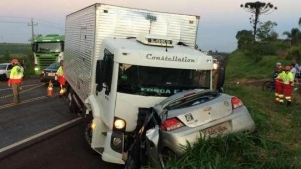 A batida frontal envolveu um caminhão baú e veículo Ônix.. (Foto: Catve)